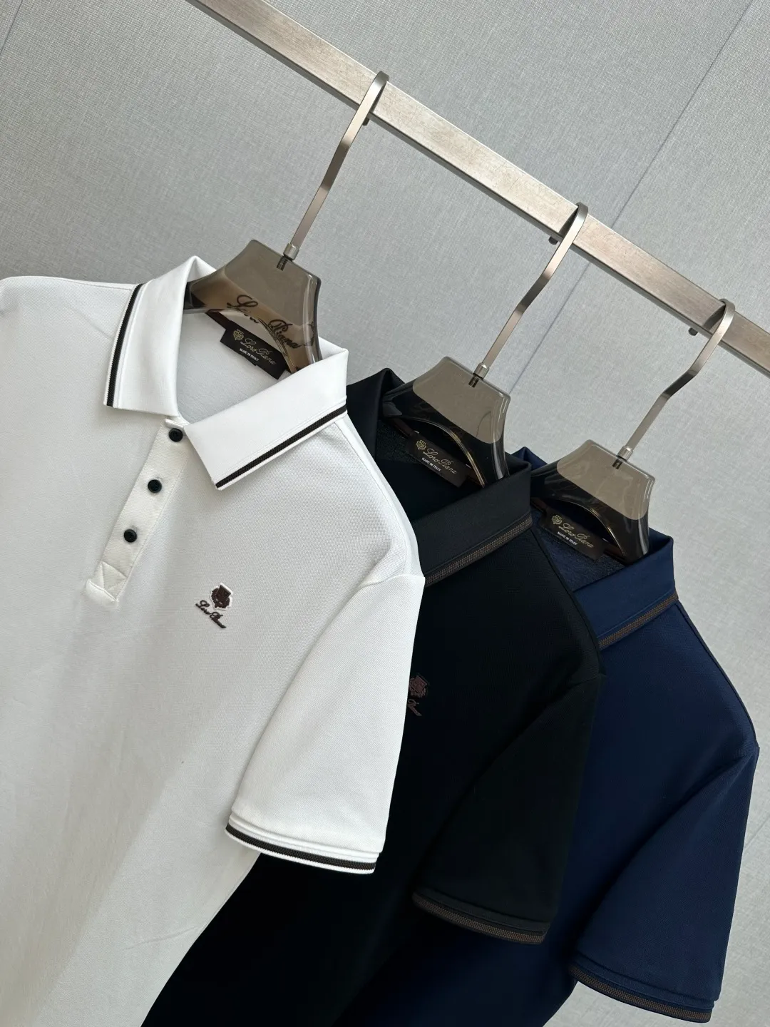LP Spring and Summer New Arrival's first counter is the latest New Arrival lapel short-sleeved, refreshing and breathable. Premium customized design, avant-garde and fashionable! The brand logo is designed with heavy craftsmanship. It feels soft. It is comfortable to wear. It has exquisite counter-level stitching. It has fine workmanship. The upper body effect is incomparably handsome! A must-have item for a stylish man! Sizes:M-3XL